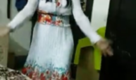 माँ और बेटे के सोफे प्यार की सेक्सी मूवी पर लिपटे, पीला